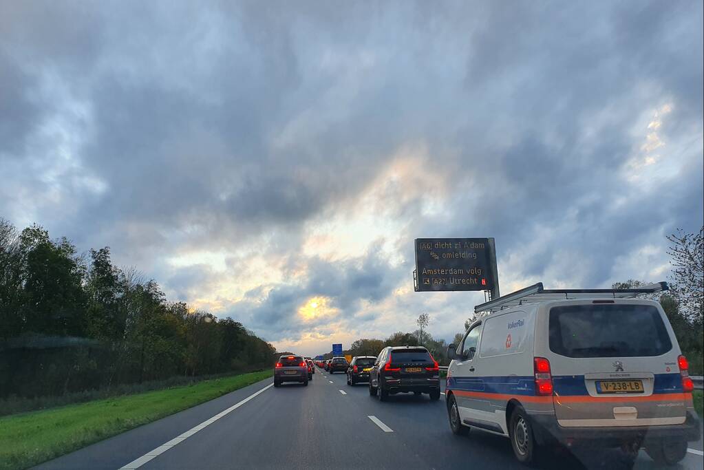 Snelweg afgesloten door ongeval met meerdere voertuigen