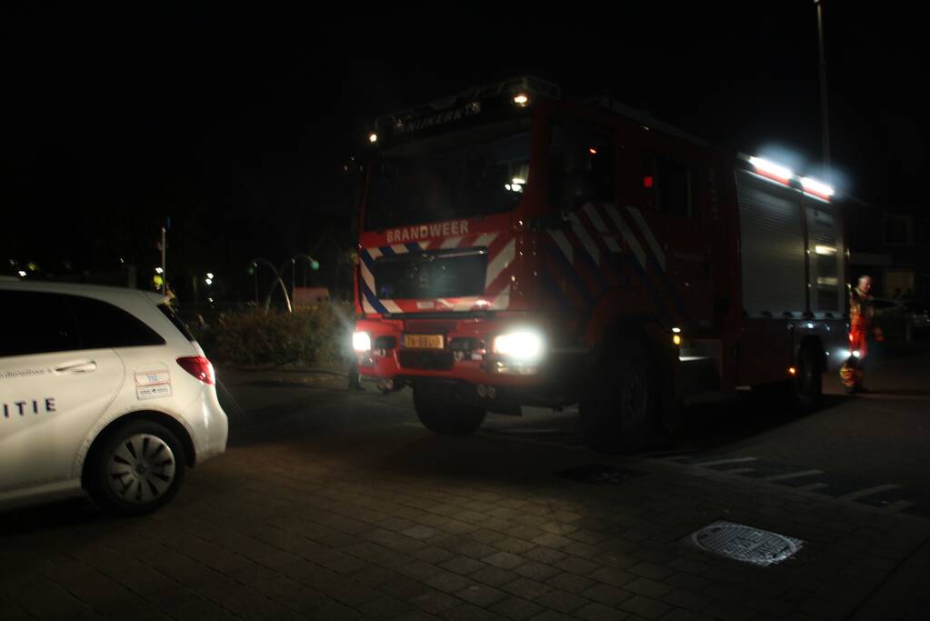 Huisje in speeltuin vat vlam