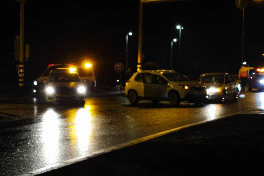 Twee auto's botsen op kruising