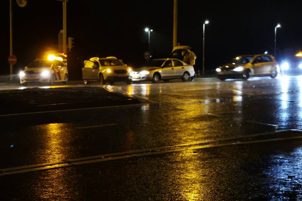 Twee auto's botsen op kruising