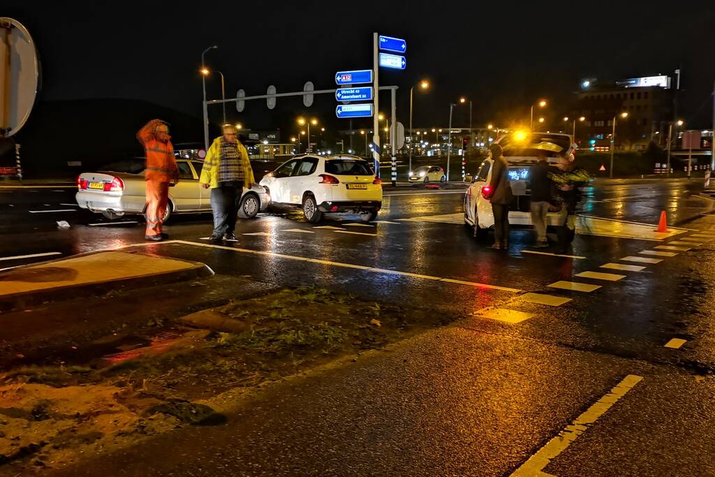 Twee auto's botsen op kruising