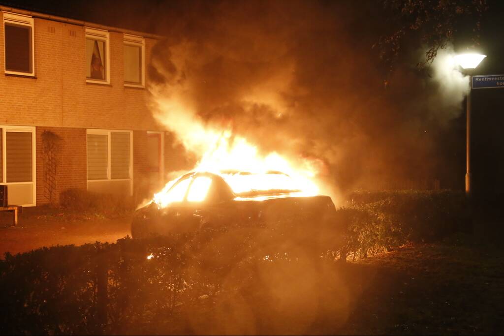 Geparkeerde auto gaat in vlammen op