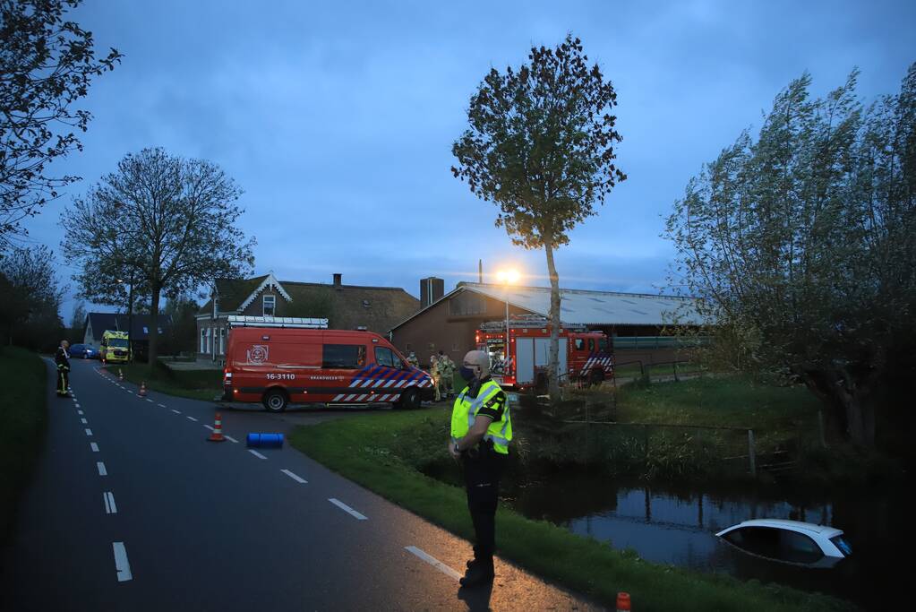 Automobiliste raakt van de weg belandt te water