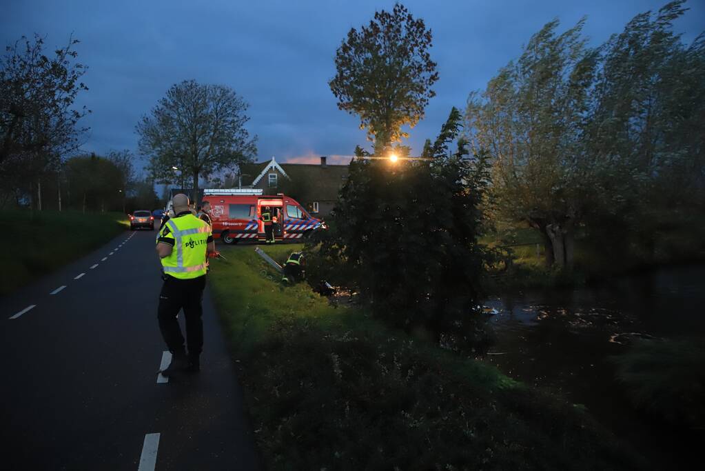 Automobiliste raakt van de weg belandt te water