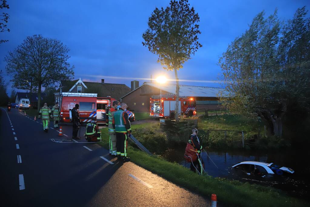 Automobiliste raakt van de weg belandt te water