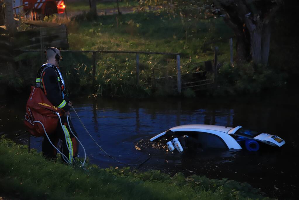 Automobiliste raakt van de weg belandt te water