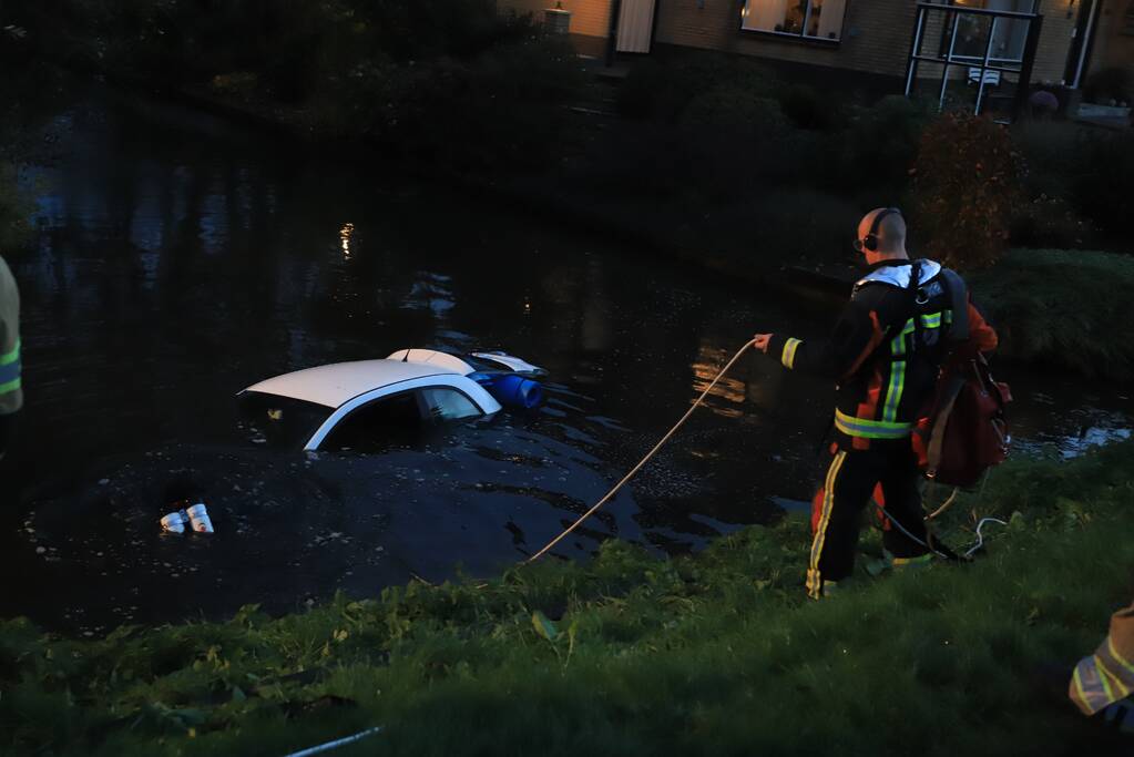 Automobiliste raakt van de weg belandt te water