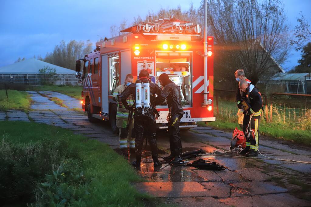 Automobiliste raakt van de weg belandt te water