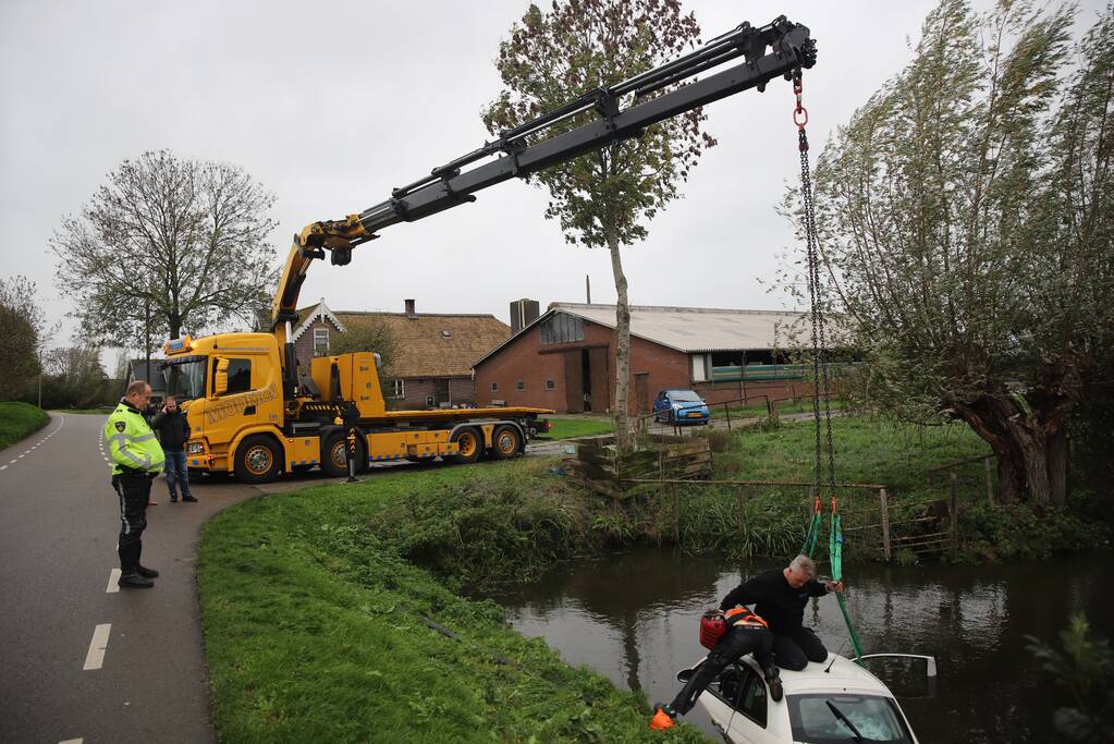 Automobiliste raakt van de weg belandt te water