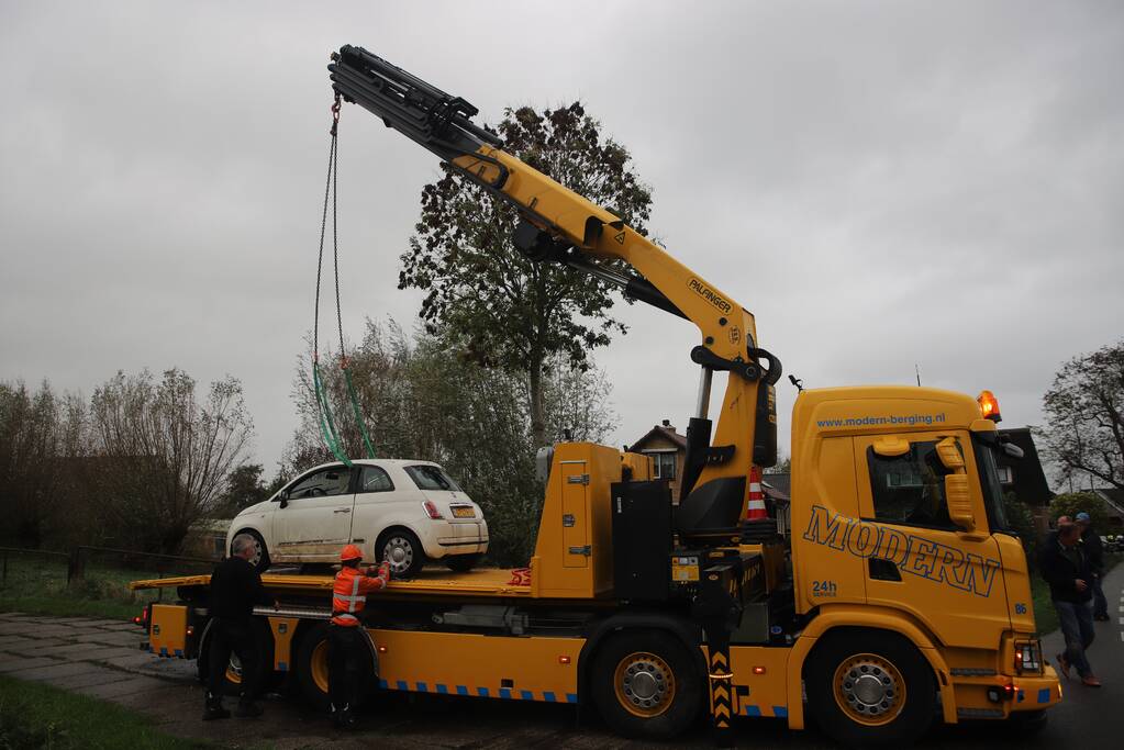 Automobiliste raakt van de weg belandt te water