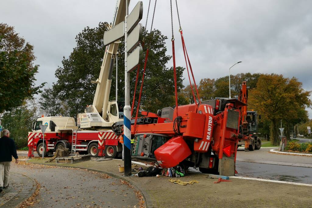 Grote aanhanger met verreiker op z'n kant op rotonde