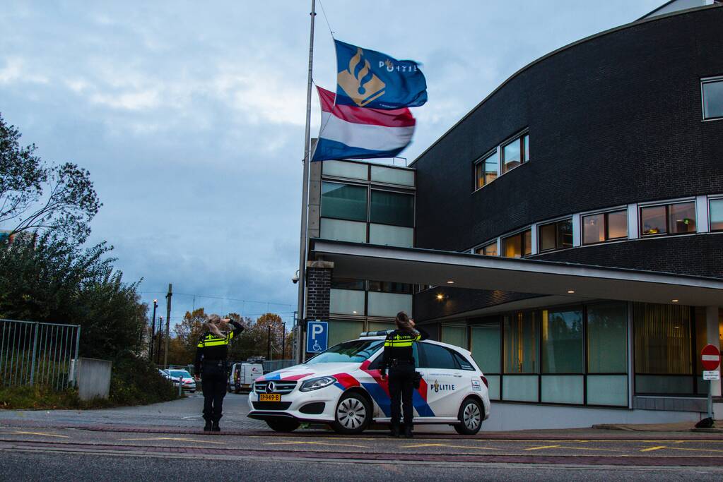 Vlag halfstok en eerbetoon voor overleden politieagent Jeroen Leuwerink (28)