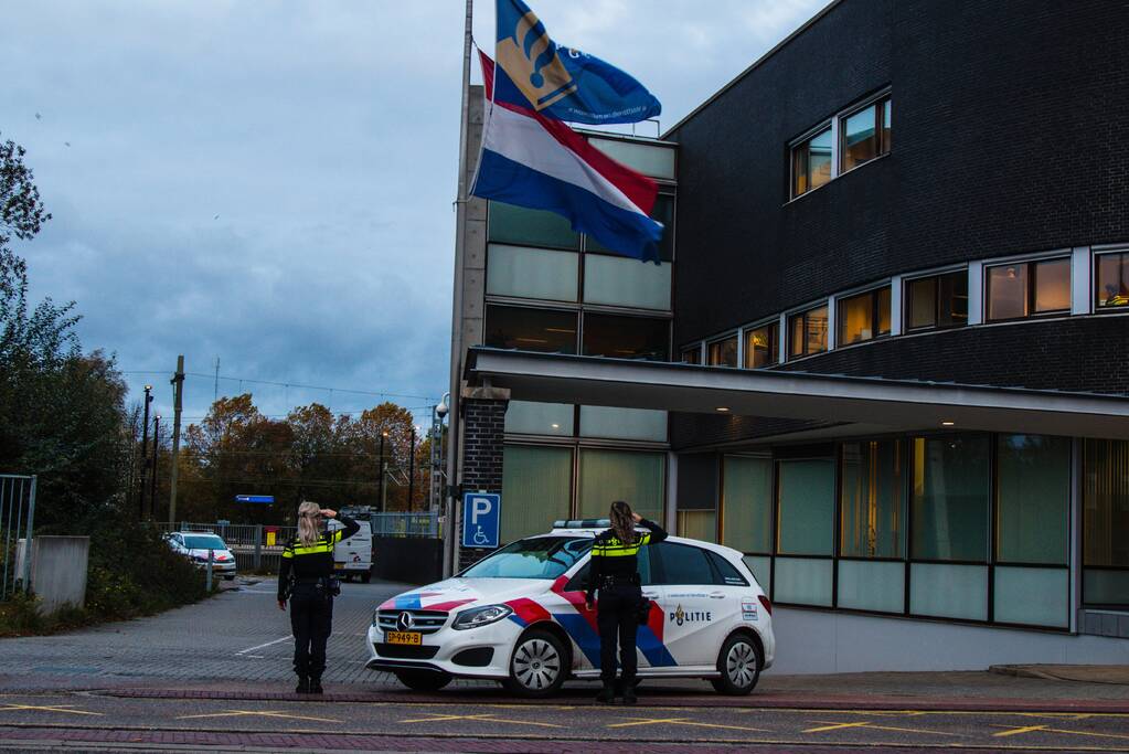 Vlag halfstok en eerbetoon voor overleden politieagent Jeroen Leuwerink (28)