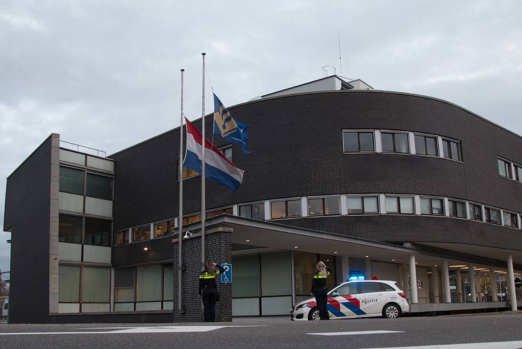 Vlag halfstok en eerbetoon voor overleden politieagent Jeroen Leuwerink (28)
