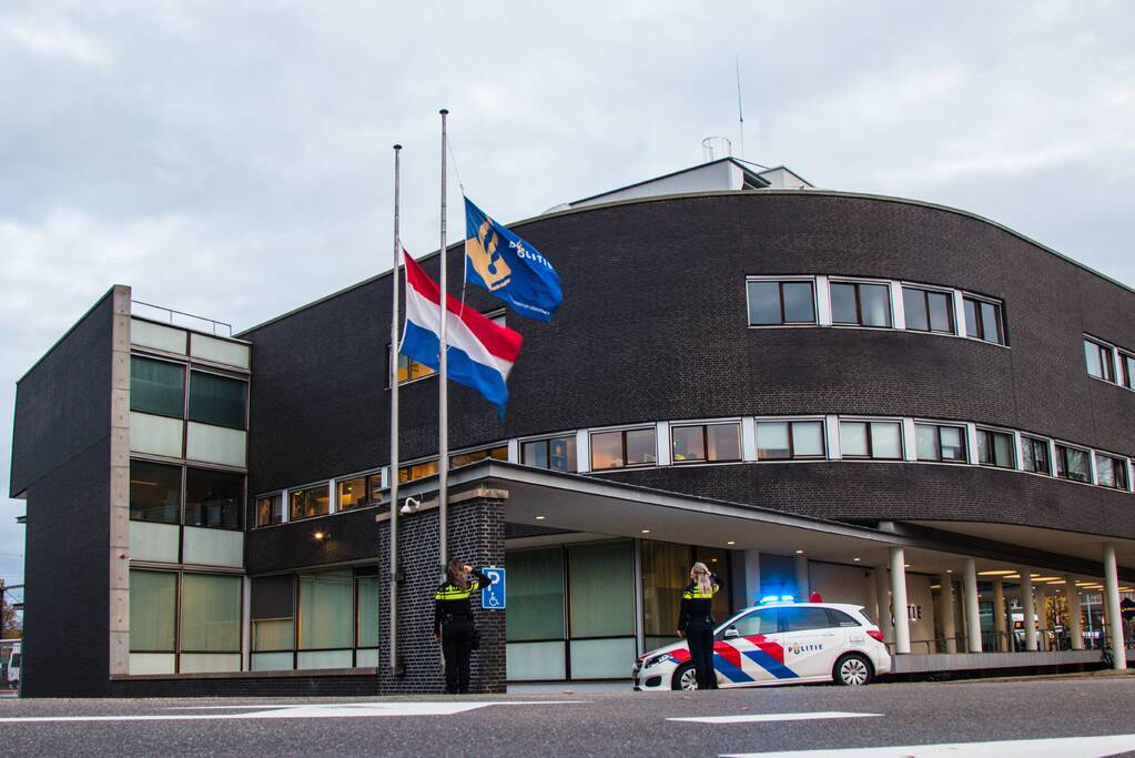 Vlag halfstok en eerbetoon voor overleden politieagent Jeroen Leuwerink (28)