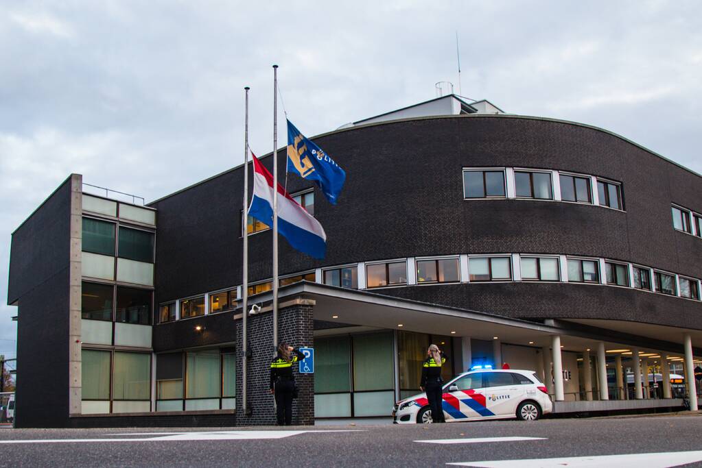 Vlag halfstok en eerbetoon voor overleden politieagent Jeroen Leuwerink (28)
