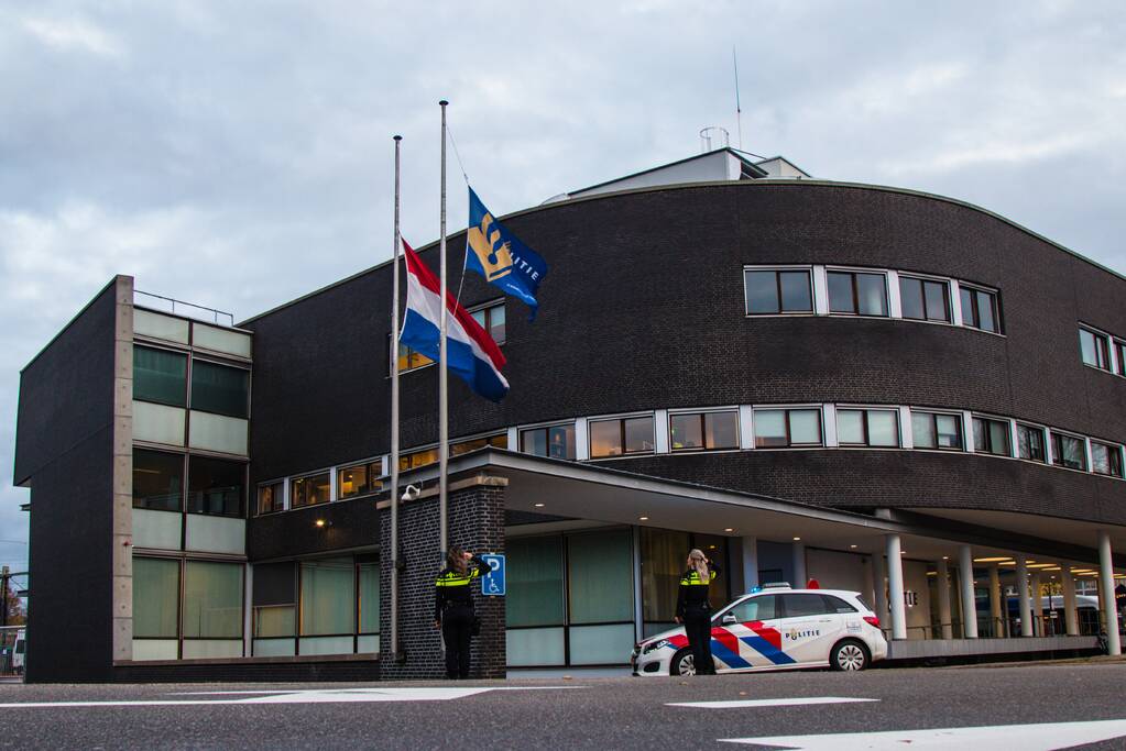 Vlag halfstok en eerbetoon voor overleden politieagent Jeroen Leuwerink (28)