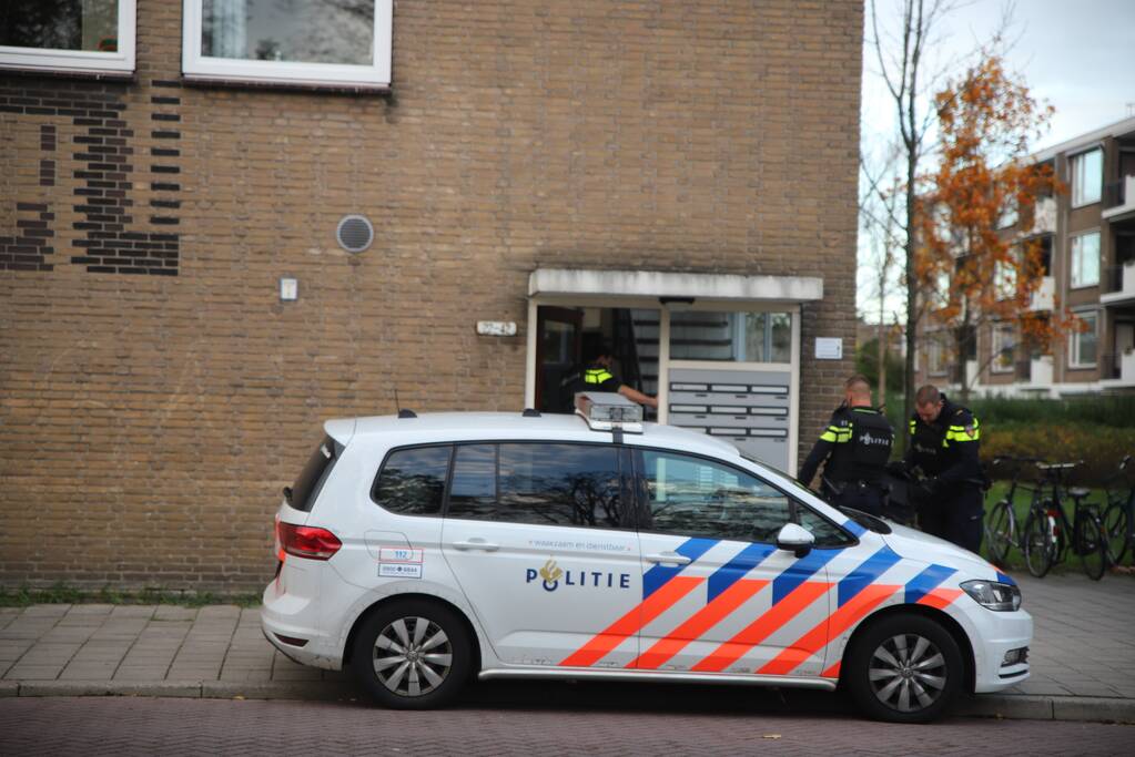Politie doet inval in appartementencomplex