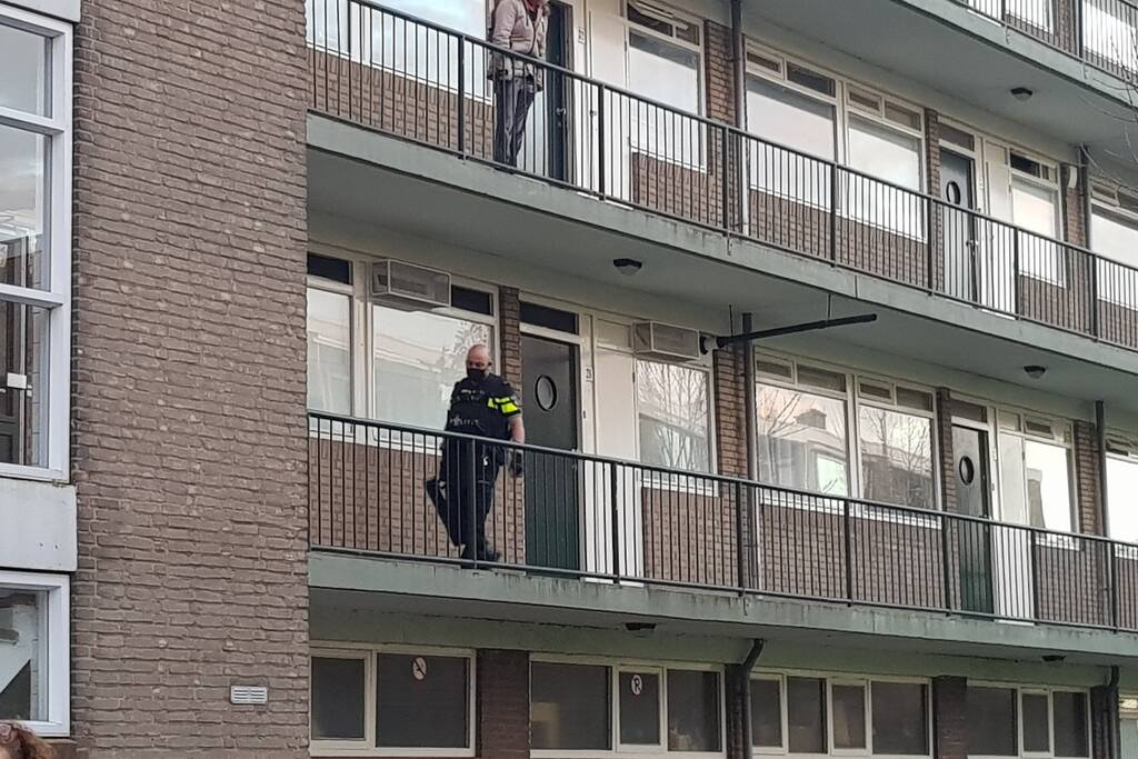 Politie doet inval in appartementencomplex