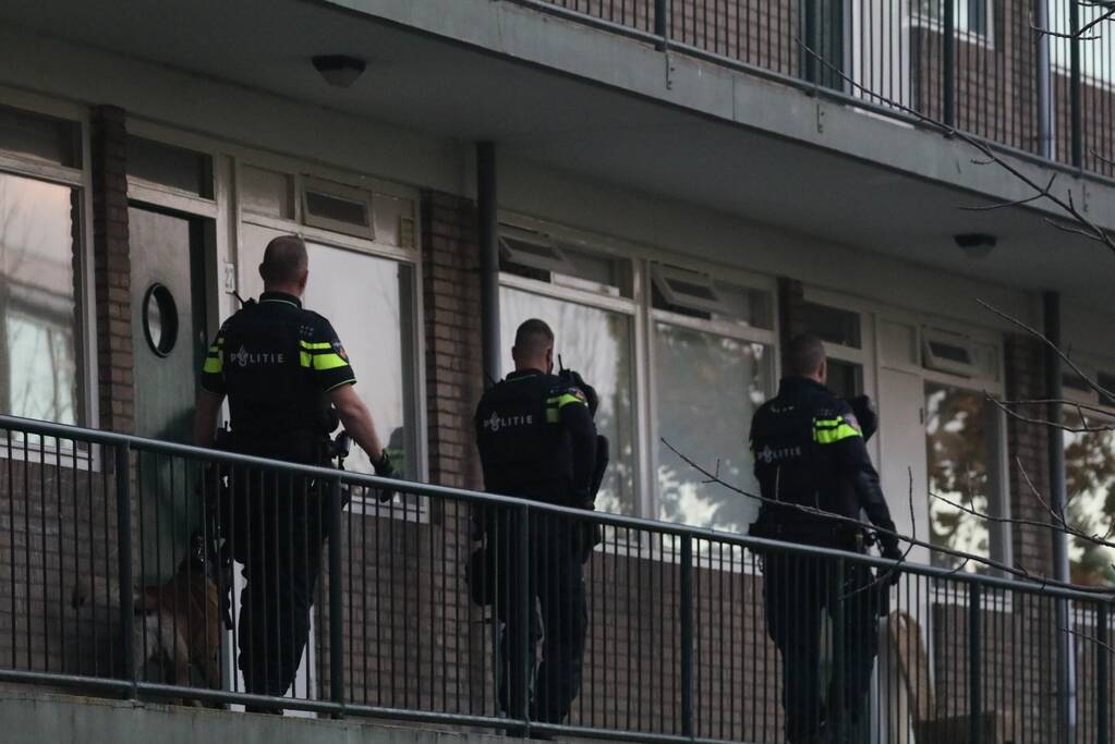 Politie doet inval in appartementencomplex