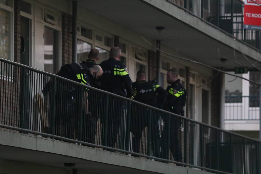 Politie doet inval in appartementencomplex