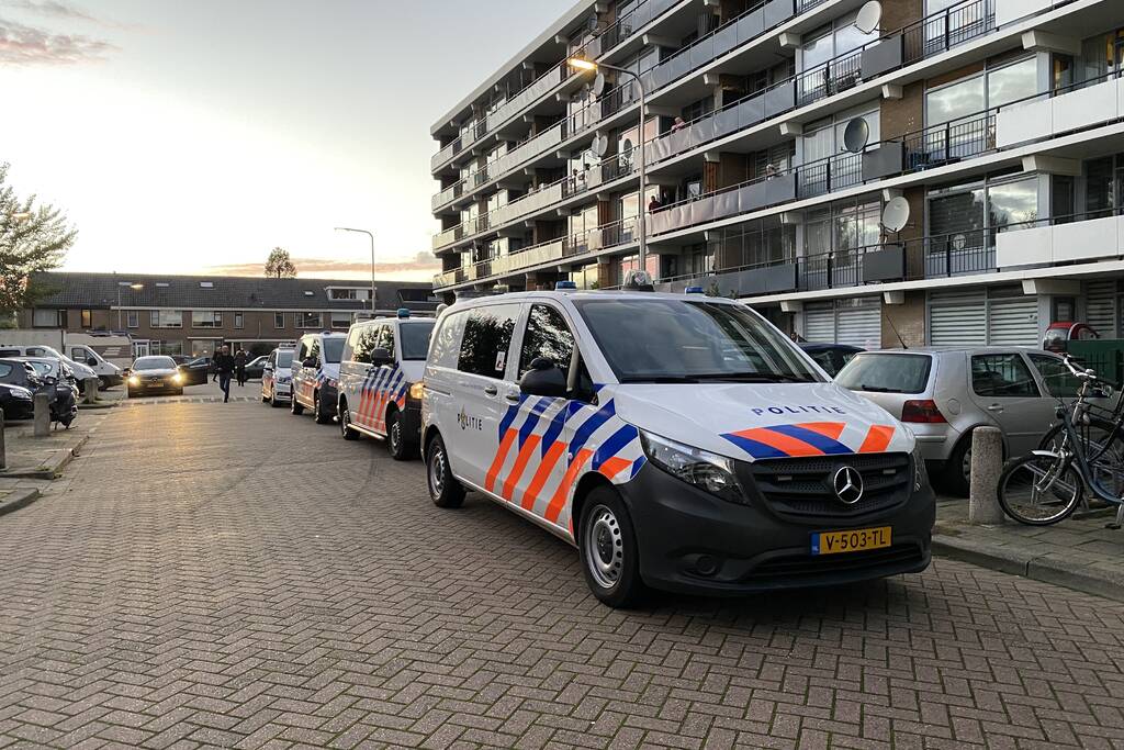 Politie doet inval in appartementencomplex
