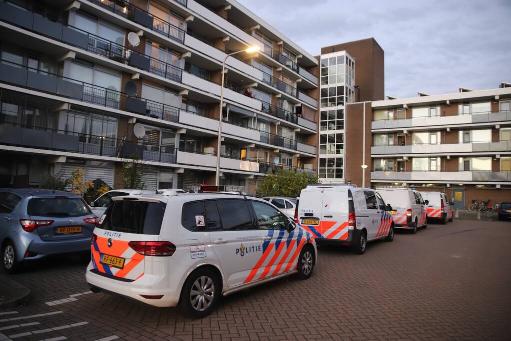 Politie doet inval in appartementencomplex