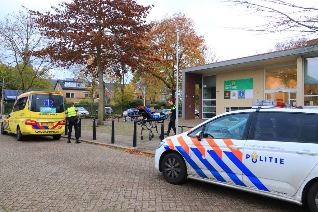 Man op leeftijd valt met fiets er raakt gewond