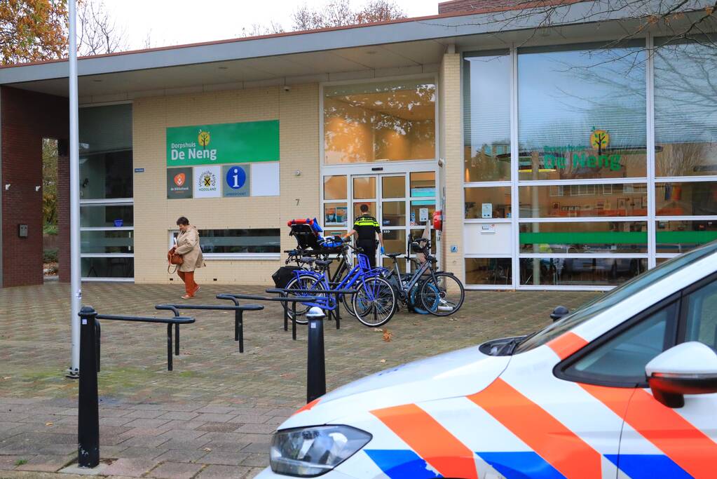Man op leeftijd valt met fiets er raakt gewond