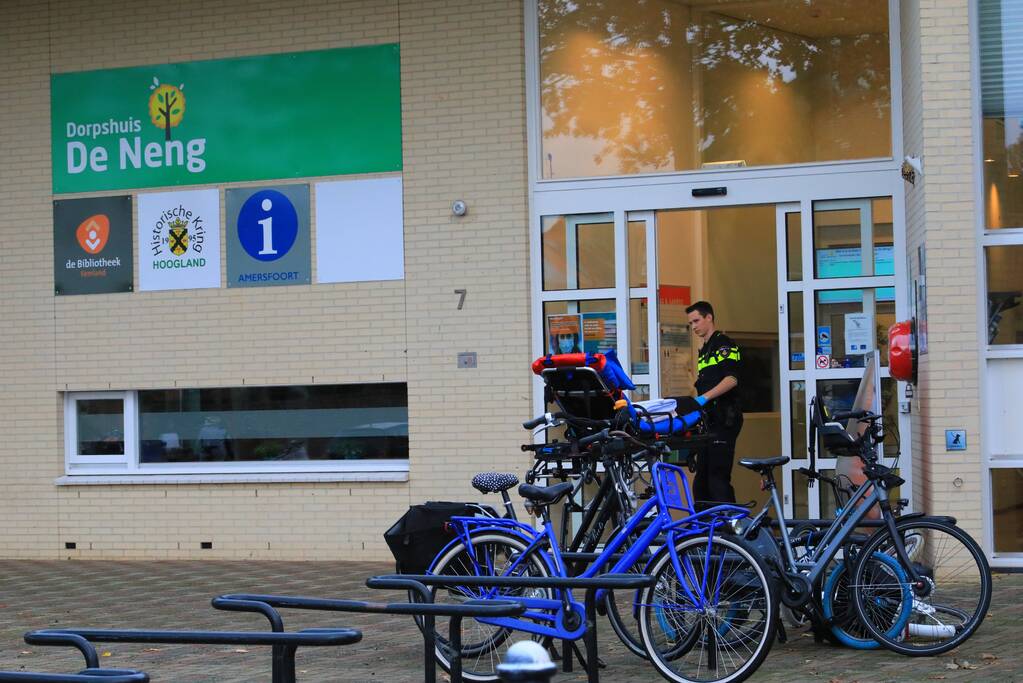 Man op leeftijd valt met fiets er raakt gewond