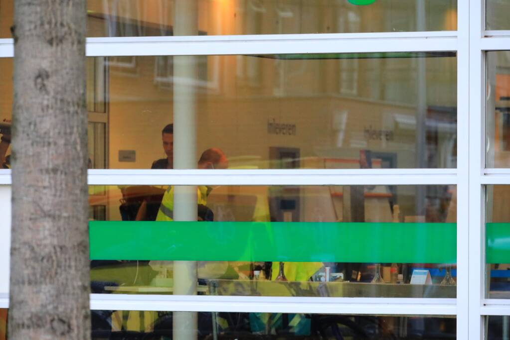 Man op leeftijd valt met fiets er raakt gewond