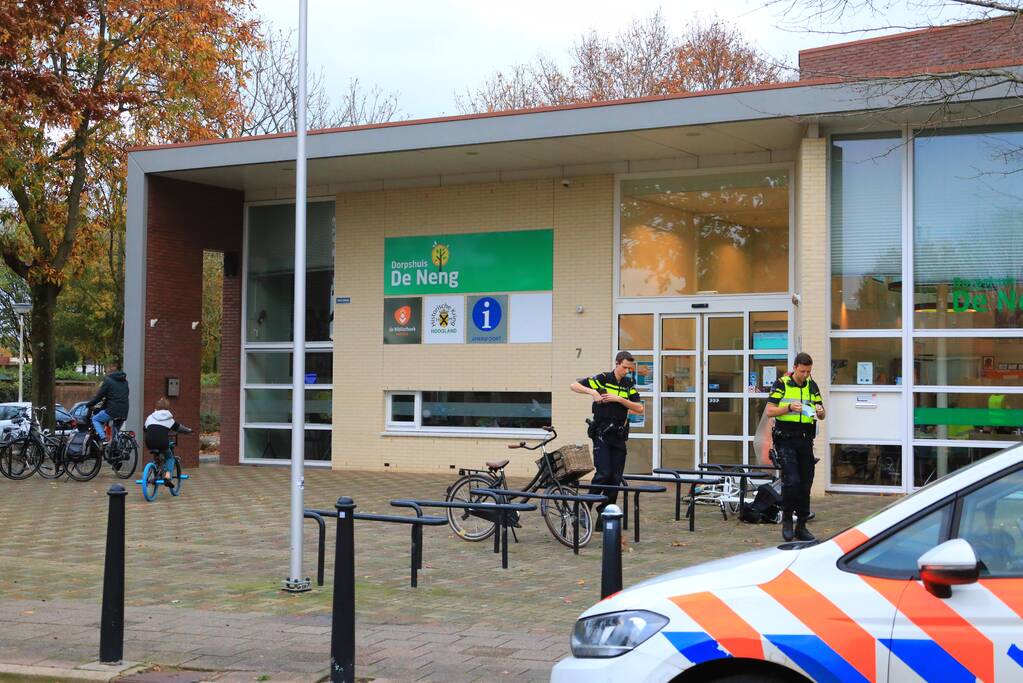Man op leeftijd valt met fiets er raakt gewond