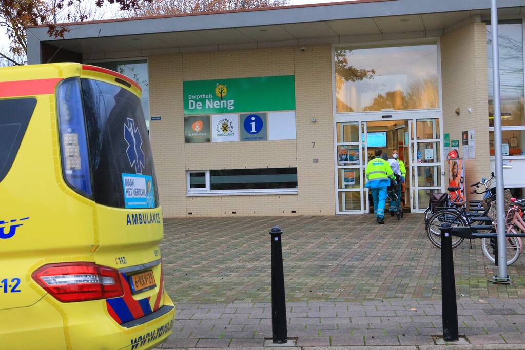 Man op leeftijd valt met fiets er raakt gewond