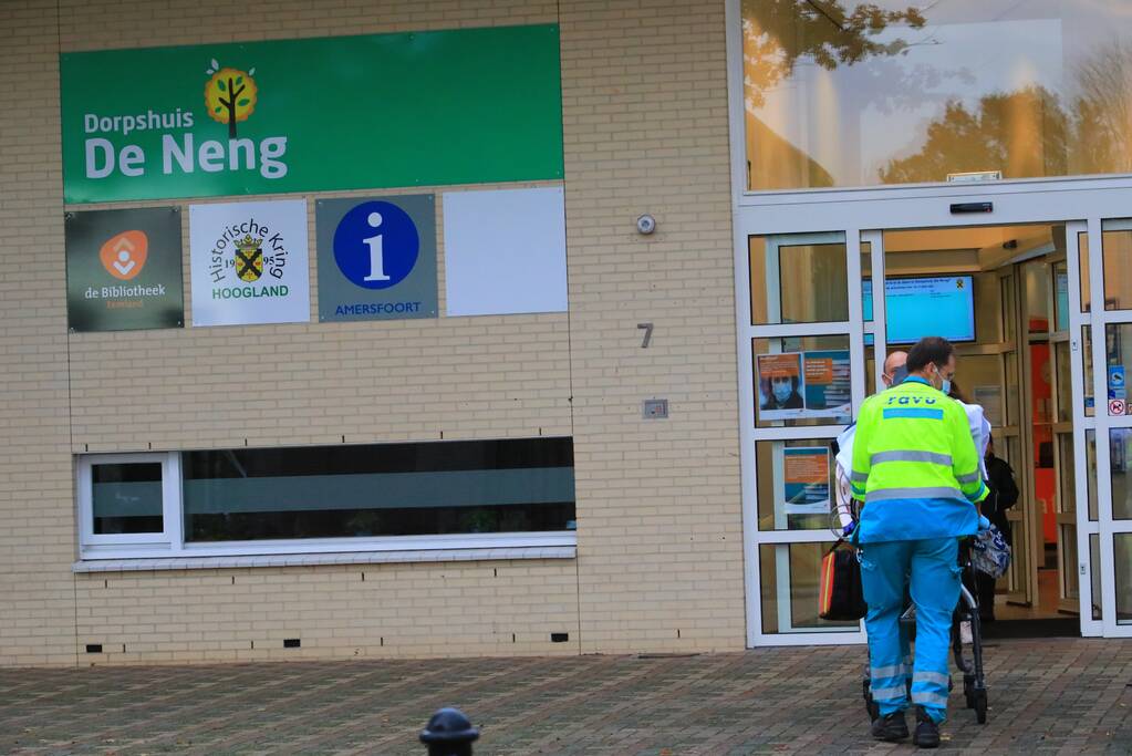 Man op leeftijd valt met fiets er raakt gewond