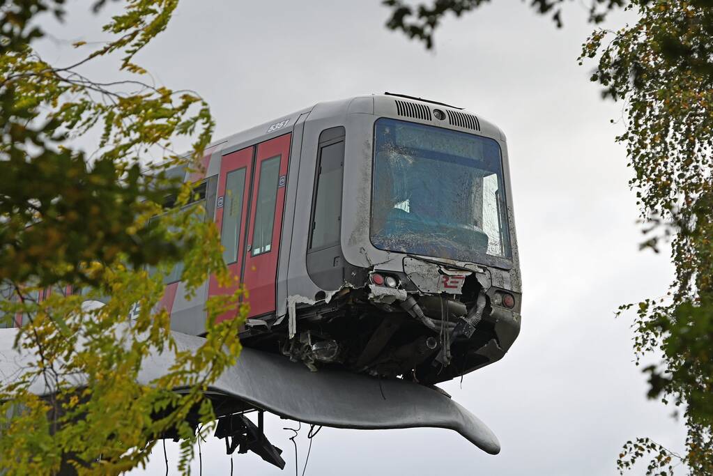 Metro schiet door stootblok