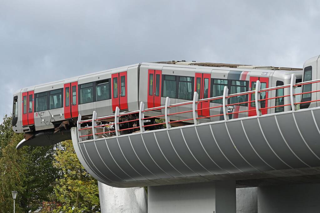 Metro schiet door stootblok