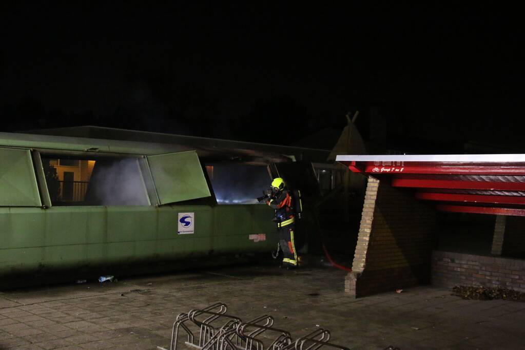 Brand in grote papiercontainer