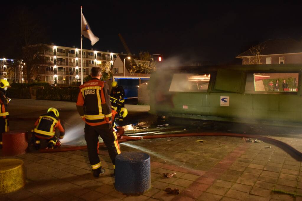 Brand in grote papiercontainer