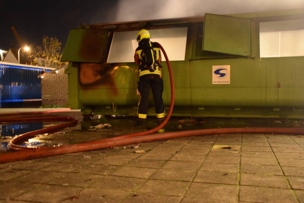 Brand in grote papiercontainer