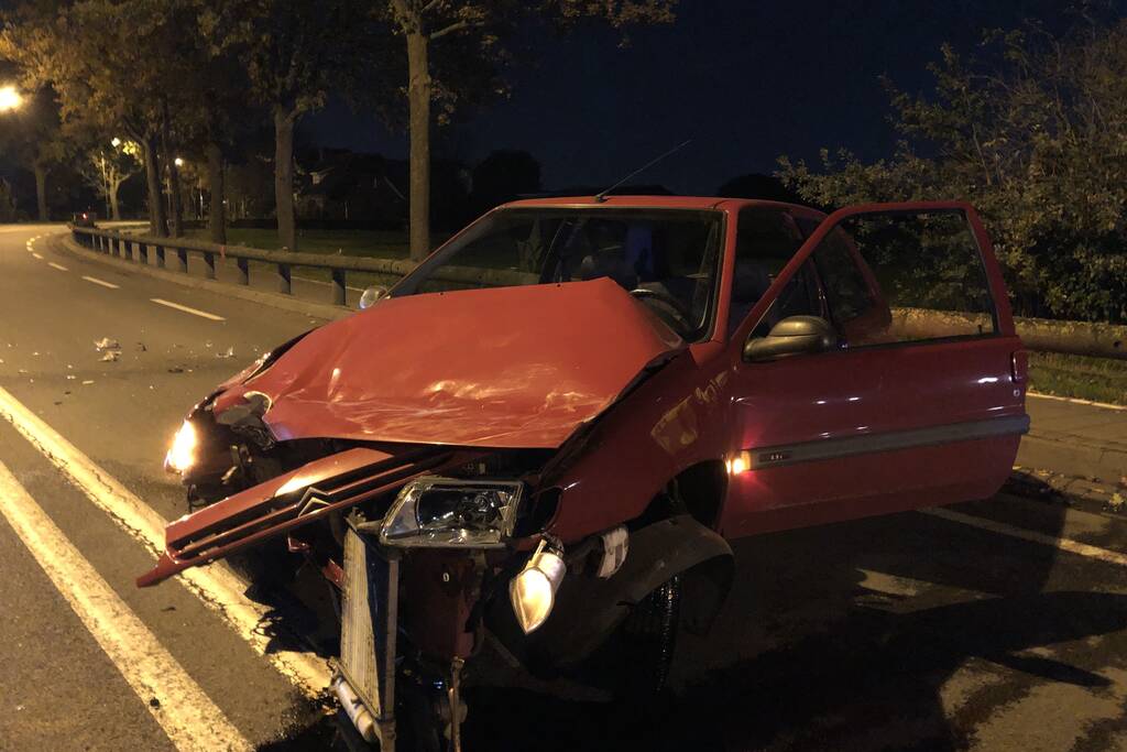 Bestuurder verliest macht over het stuur en rijdt auto total-loss