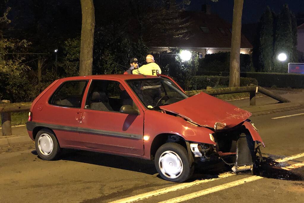 Bestuurder verliest macht over het stuur en rijdt auto total-loss