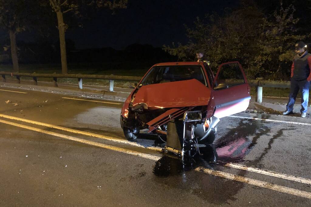 Bestuurder verliest macht over het stuur en rijdt auto total-loss