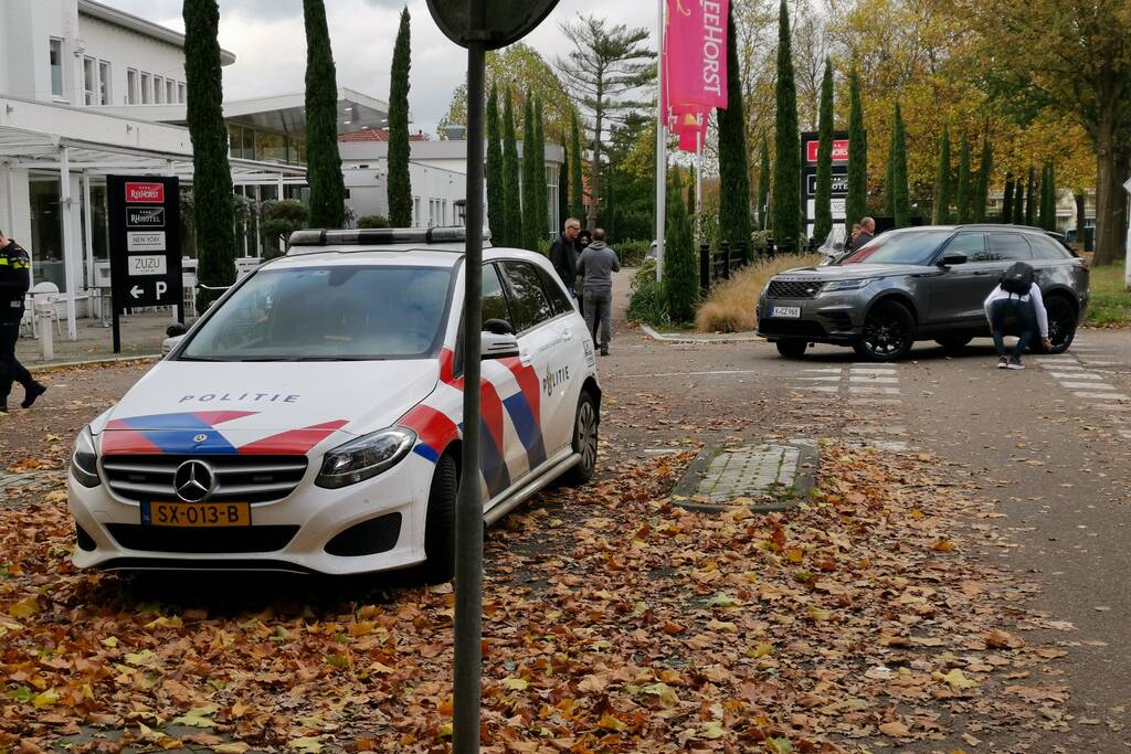 Auto en scooter in botsing met elkaar