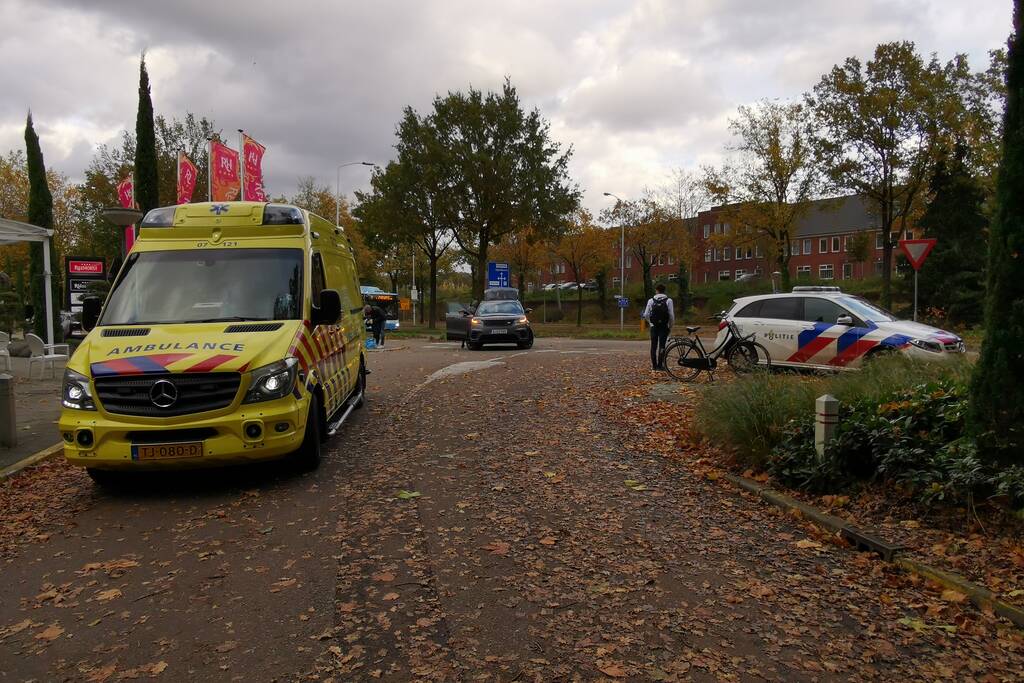 Auto en scooter in botsing met elkaar