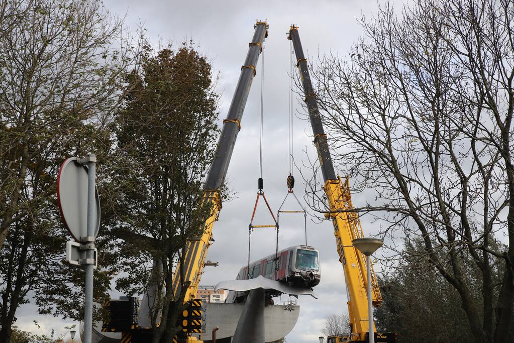 Berging ontspoorde RET-metro op walvisstaart begonnen