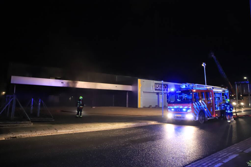 Grote brand in ijzerwarenhandel pand