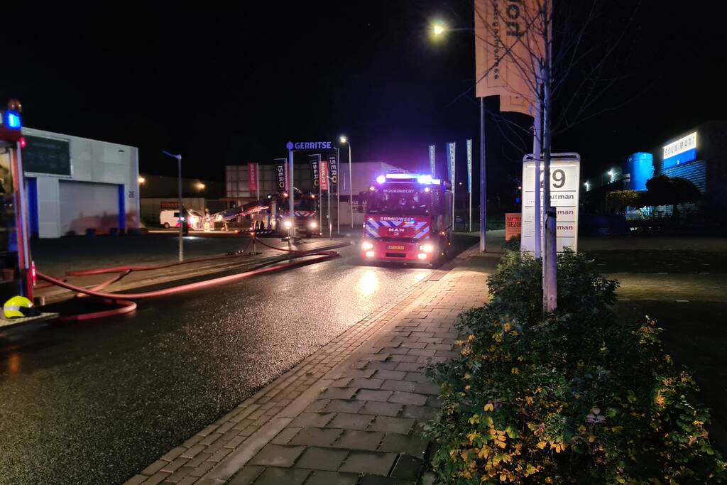 Grote brand in ijzerwarenhandel pand