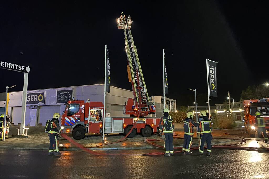 Grote brand in ijzerwarenhandel pand