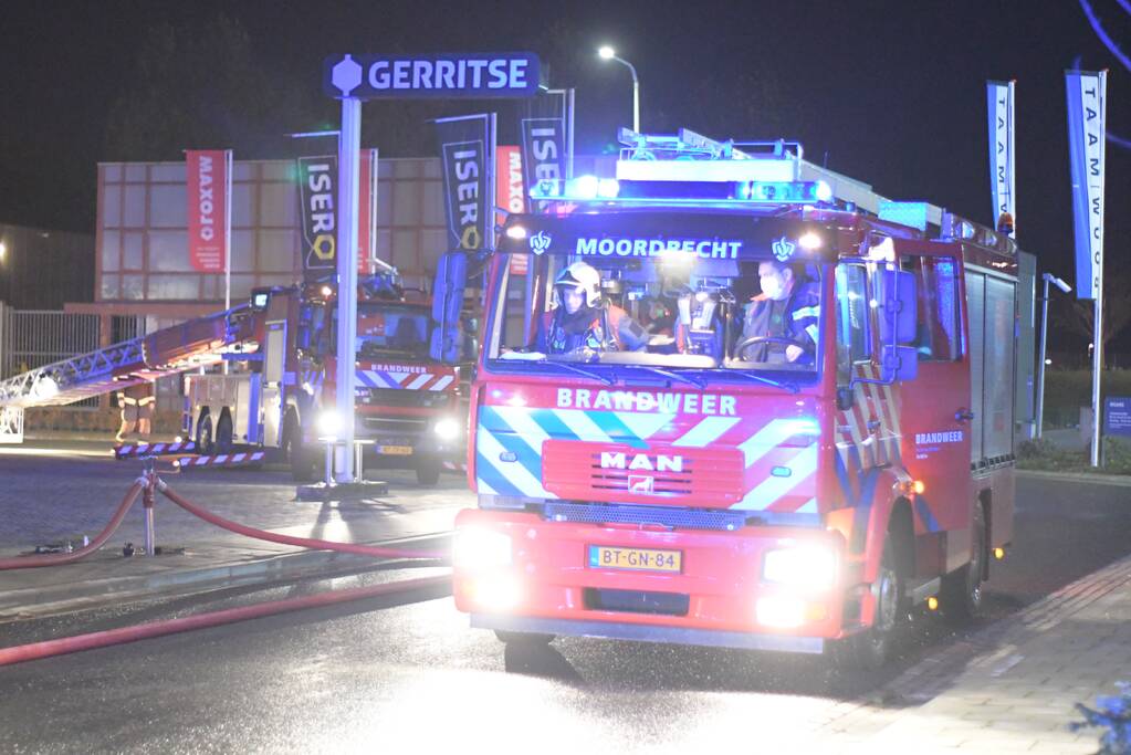 Grote brand in ijzerwarenhandel pand