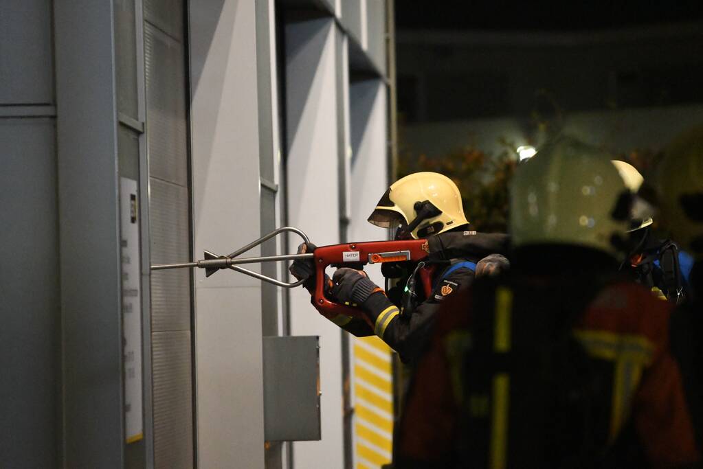 Grote brand in ijzerwarenhandel pand